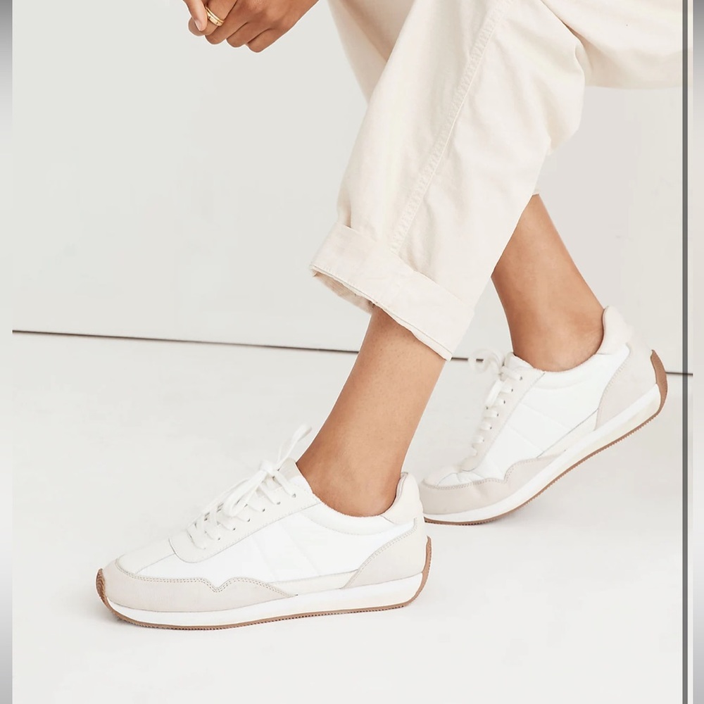 White sneakers converses like dunks. Better than hokas